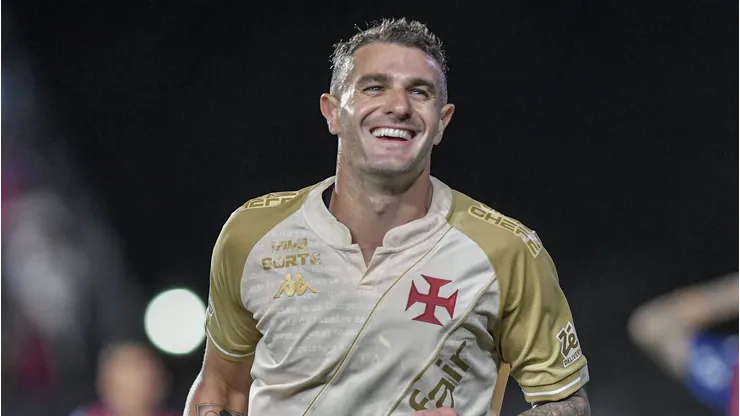 Vegetti jogador do Vasco comemora gol - Foto: Thiago Ribeiro/AGIF