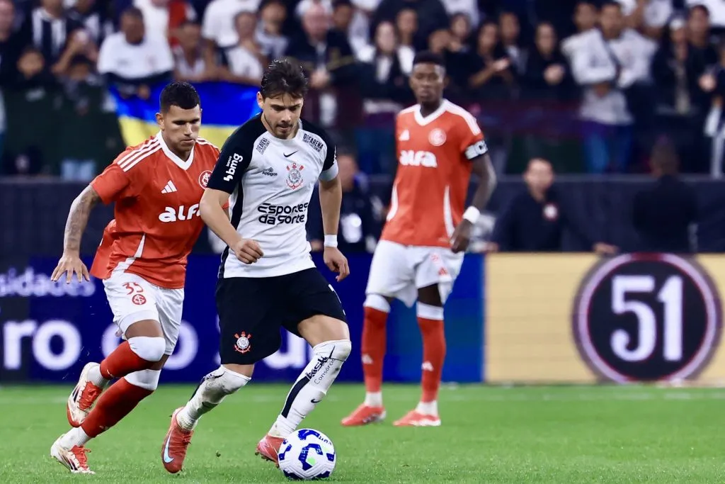 Romero jogador do Corinthians disputa lance com Aguirre jogador do Internacional – Foto: Marcello Zambrana/AGIF