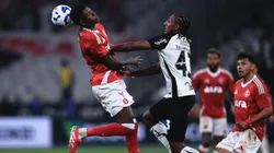 Talles Magno jogador do Corinthians disputa lance com Vitão jogador do Internacional - Foto: Ettore Chiereguini/AGIF