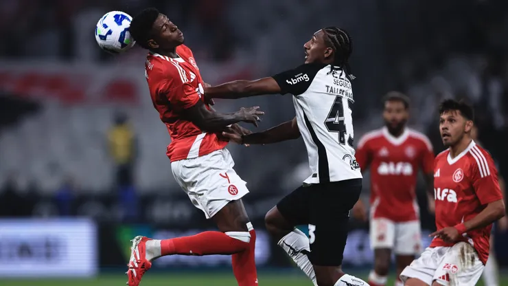 Talles Magno jogador do Corinthians disputa lance com Vitão jogador do Internacional - Foto: Ettore Chiereguini/AGIF