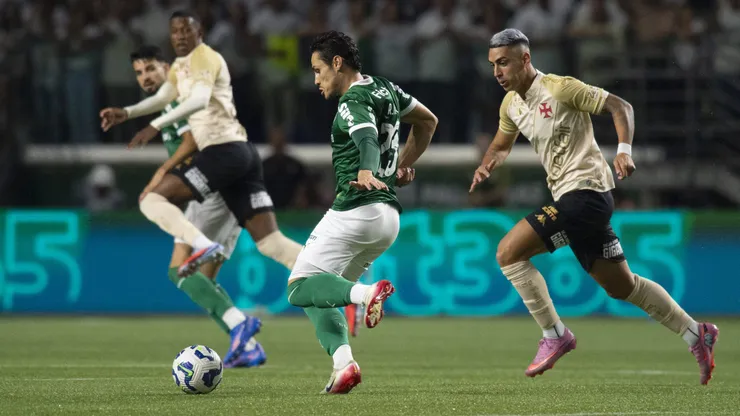 Raphael Veiga jogador do Palmeiras disputa lance com José Rodríguez jogador do Vasco - Foto: Anderson Romao/AGIF