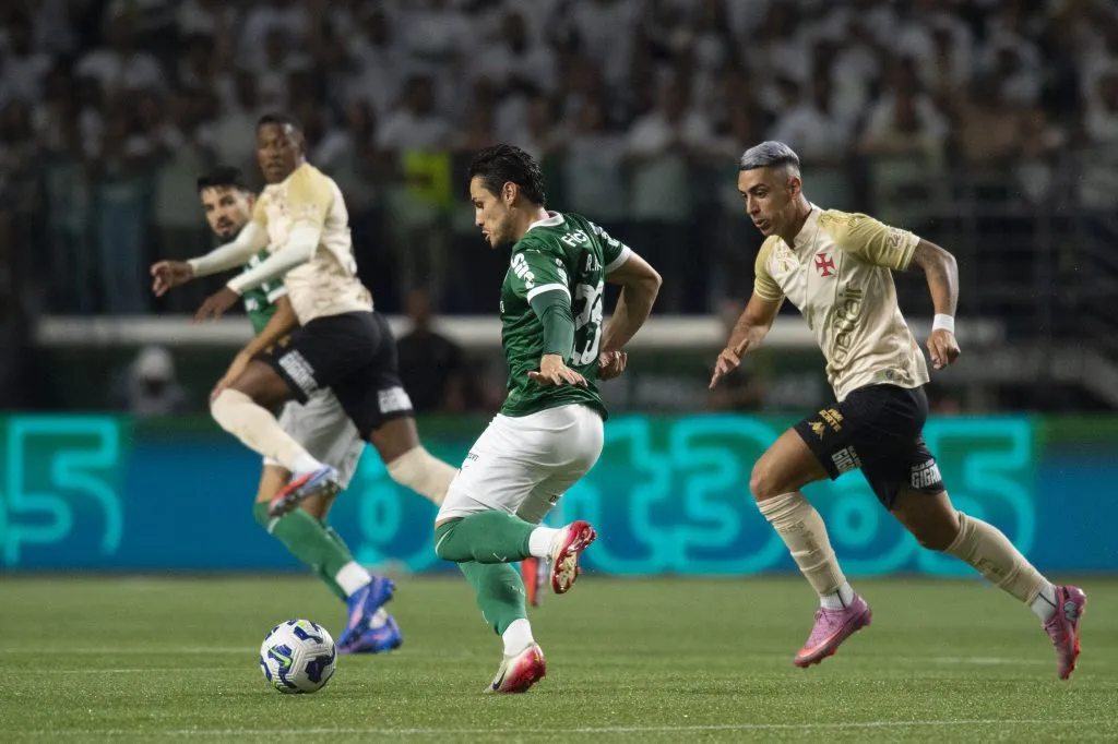 SP – SAO PAULO – 01/10/2025 – BRASILEIRO A 2025, PALMEIRAS X VASCO – Raphael Veiga jogador do Palmeiras disputa lance com Jose Rodriguez jogador do Vasco durante partida no estadio Arena Allianz Parque pelo campeonato Brasileiro A 2025. Foto: Anderson Romao/AGIF