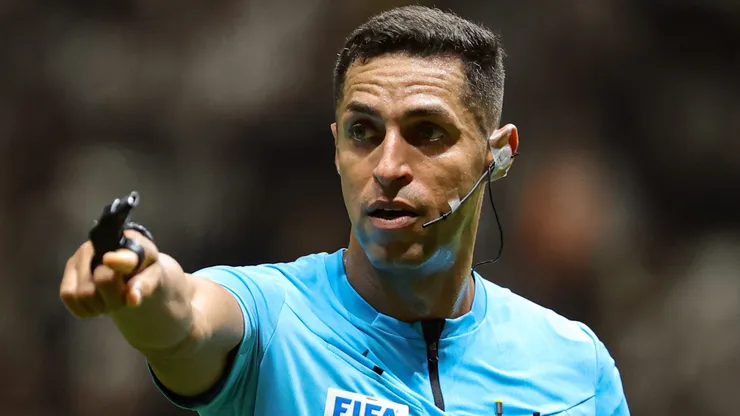 Árbitro de Inter x Corinthians virou alvo de reclamação dos colorados após derrota no Beira-Rio