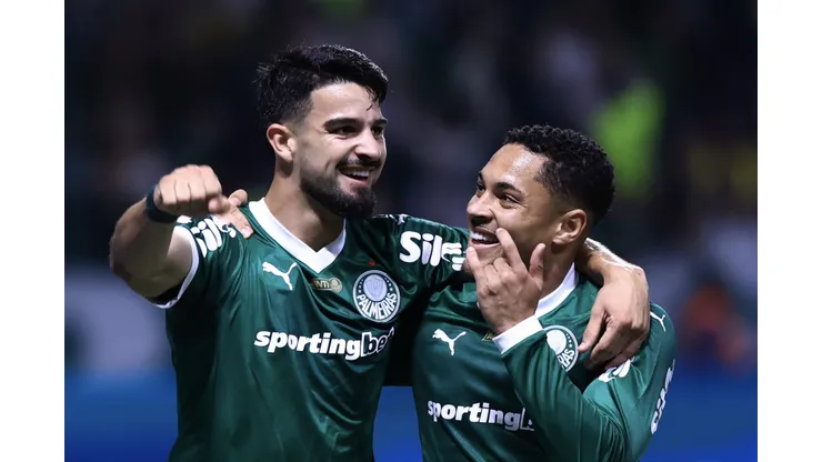 Vitor Roque jogador do Palmeiras comemora seu gol com Flaco Lopez jogador da sua equipe durante partida contra o Vasco no estadio Arena Allianz Parque pelo campeonato Brasileiro A 2025. Foto: Marcello Zambrana/AGIF