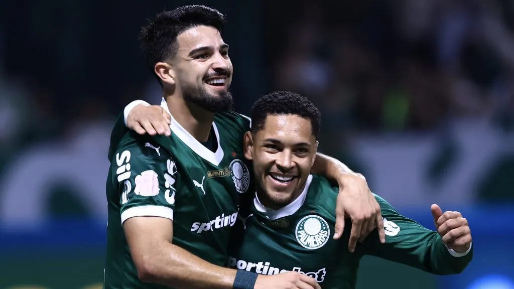 Comemoração entre Flaco e Vitor Roque. Foto: Marcello Zambrana/AGIF