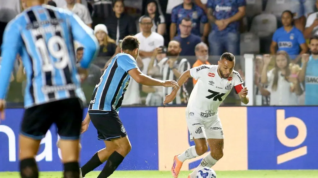 Guilherme jogador do Santos durante partida contra o Gremio no estadio Vila Belmiro pelo campeonato Brasileiro A 2025. Foto: Mauricio De Souza/AGIF