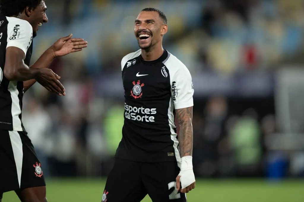 Matheuzinho comemorando a vitoria contra o Fluminense no estadio Maracana, Brasileirão. Foto: Jorge Rodrigues/AGIF