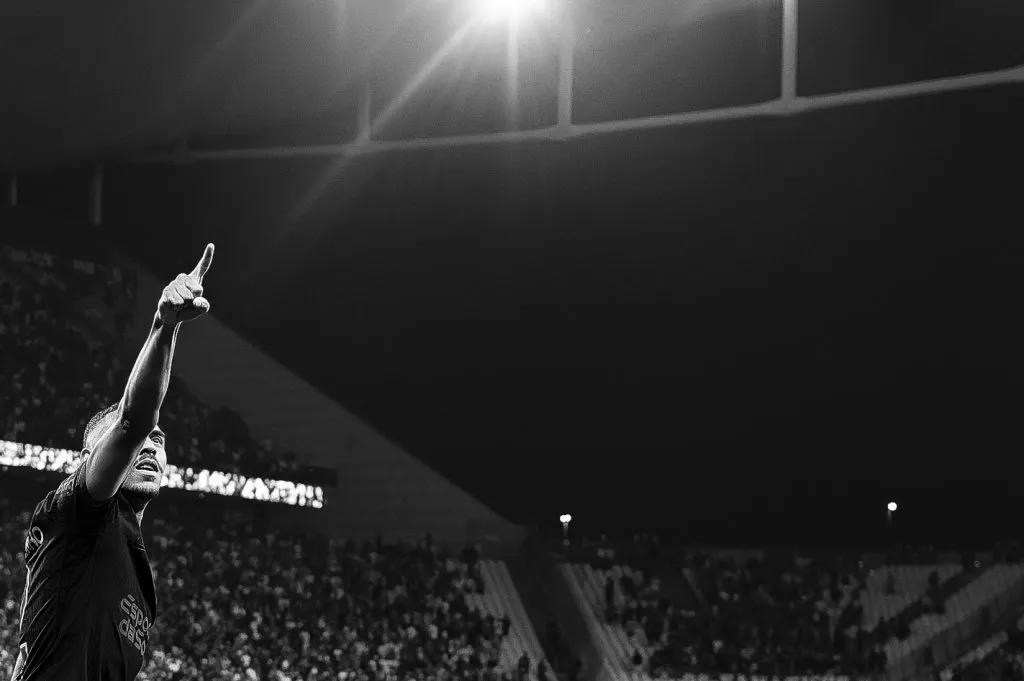 Matheuzinho comemorando seu gol durante partida contra o Athletico-PR na Neo Química Arena, pelo Brasileirão. Foto: Anderson Romao/AGIF