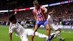 Endrick e Rodrygo disputando a bola contra jogador do Atlético de Madrid. (Foto de Gonzalo Arroyo Moreno/Getty Images)
