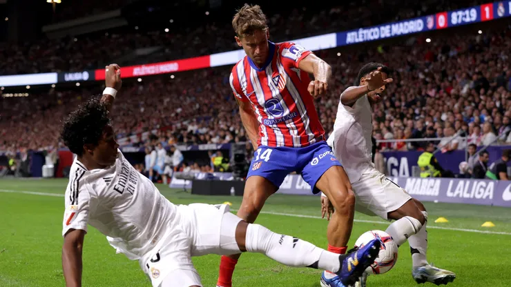 Endrick e Rodrygo disputando a bola contra jogador do Atlético de Madrid. (Foto de Gonzalo Arroyo Moreno/Getty Images)