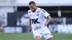 Guilherme, atacante do Santos em partida pelo campeonato brasileiro