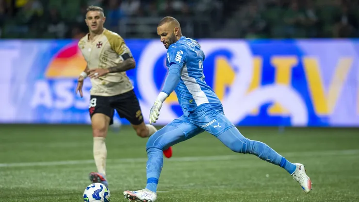 Weverton, jogador do Palmeiras, disputa lance com Vegetti jogador do Vasco durante partida no estadio Arena Allianz Parque pelo campeonato Brasileiro A 2025. Foto: Anderson Romao/AGIF