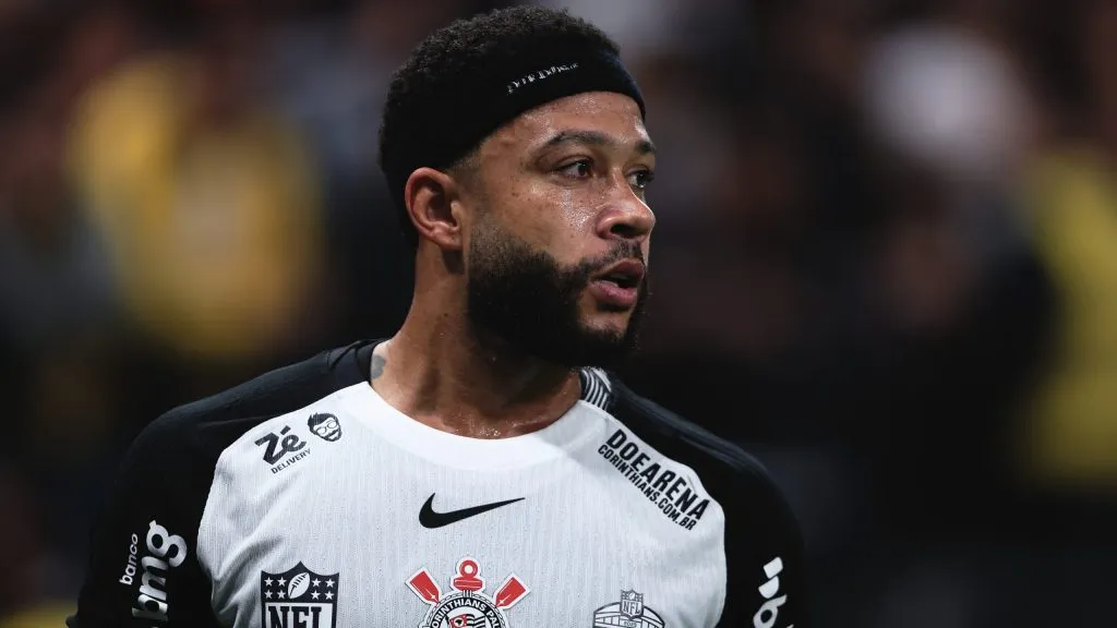 Memphis se tornou alvo de críticas de Neto pelo desempenho apresentado em campo – Foto: Ettore Chiereguini/AGIF
