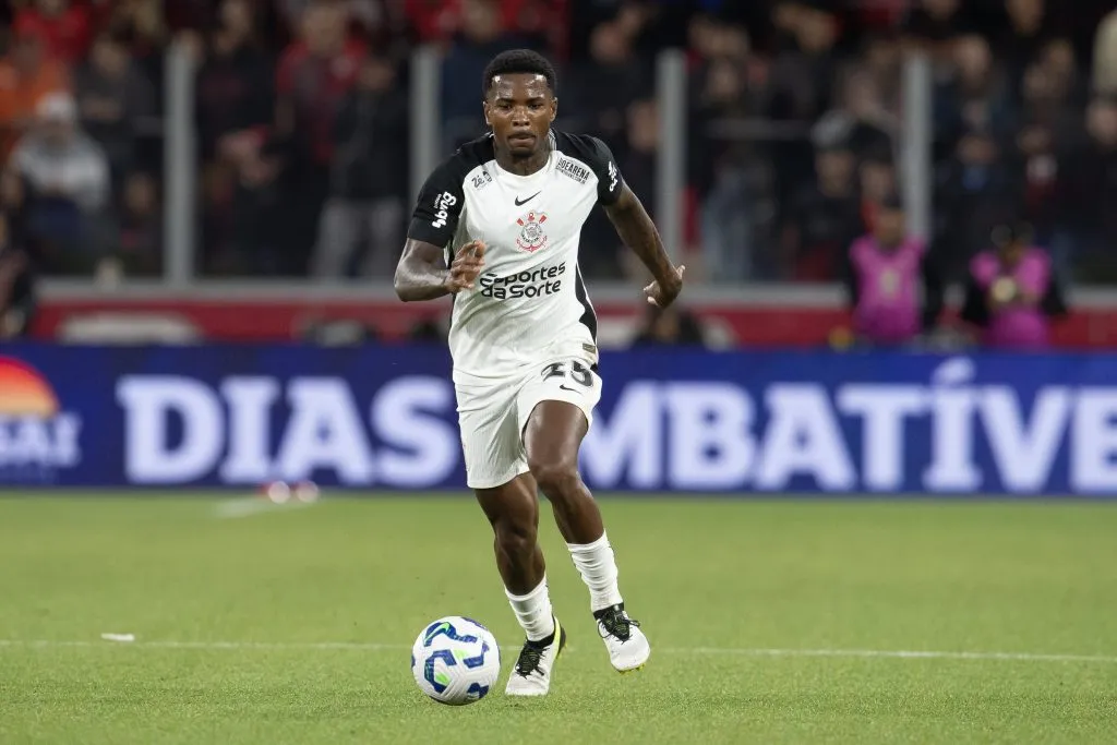 Cacá volta ao time após dois meses sem começar jogando e vive noite de polêmica no Corinthians. Foto: Hedeson Alves/AGIF