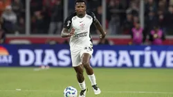 Cacá volta ao time após dois meses sem começar jogando e vive noite de polêmica no Corinthians. Foto: Hedeson Alves/AGIF