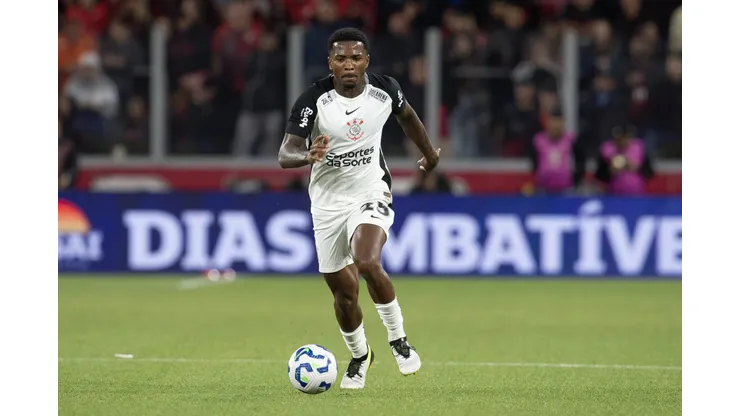 Cacá volta ao time após dois meses sem começar jogando e vive noite de polêmica no Corinthians. Foto: Hedeson Alves/AGIF