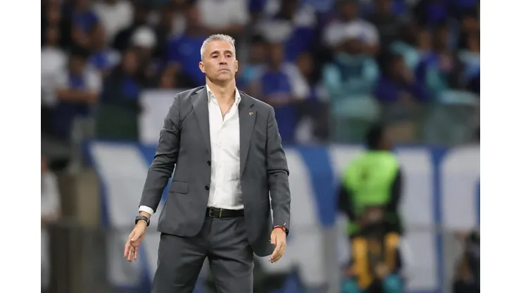 MG - BELO HORIZONTE - 30/08/2025 - BRASILEIRO A 2025, CRUZEIRO X SAO PAULO - Hernan Crespo tecnico do Sao Paulo durante partida contra o Cruzeiro no estadio Mineirao pelo campeonato Brasileiro A 2025. Foto: Gilson Lobo/AGIF