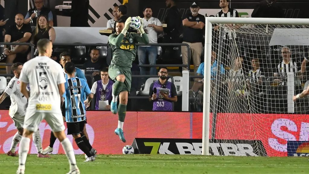 Gabriel Grando em ação na Vila Belmiro – Foto: Jota Erre/AGIF