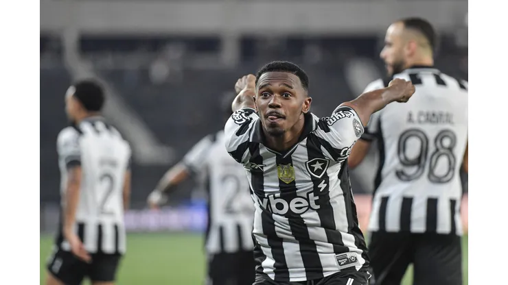 Jeffinho retorna às redes e dá alívio ao Botafogo após 16 meses sem gols. Foto: Thiago Ribeiro/AGIF