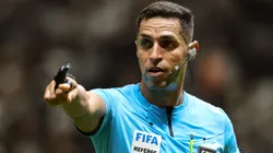 Árbitro acaba se tornando protagonista em partida