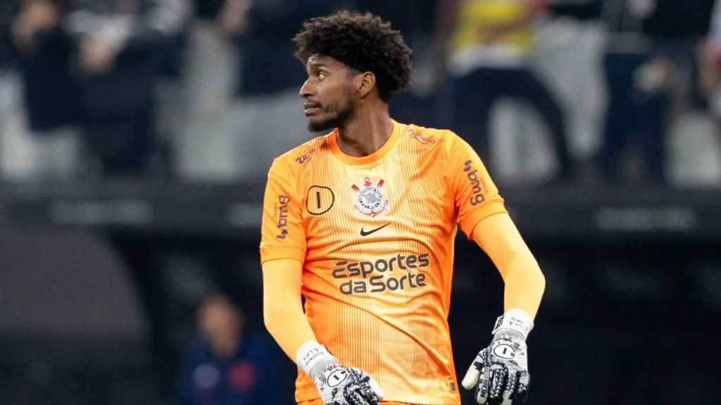 Hugo Souza reclama de arbitragem – Foto: Joisel Amaral/AGIF