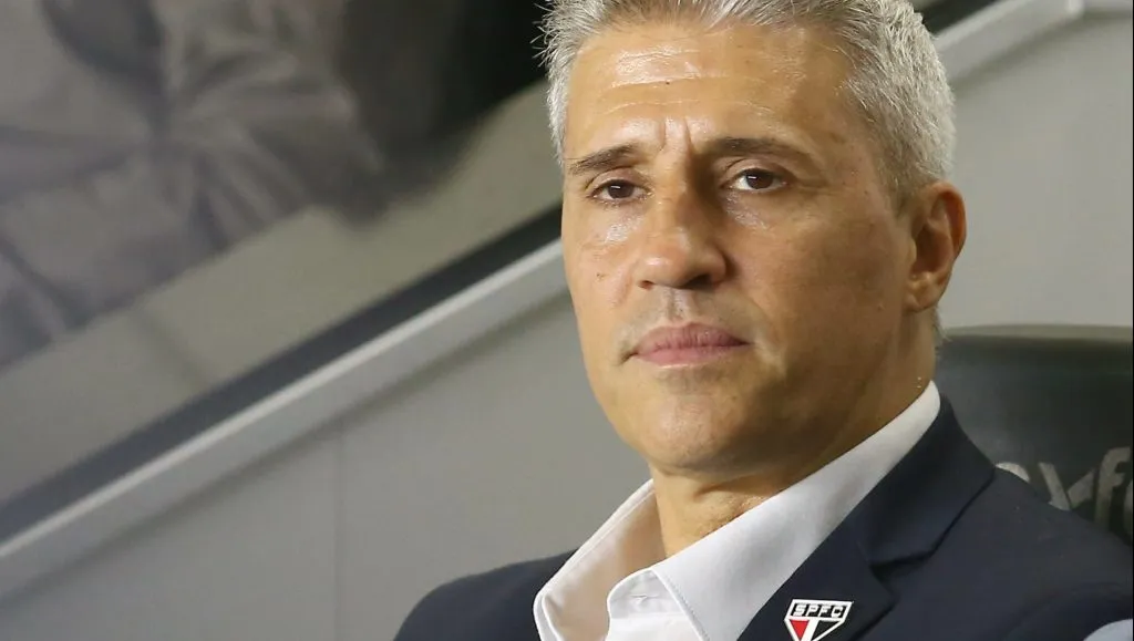 Hernan Crespo tecnico do Sao Paulo durante partida contra o Santos no estadio Vila Belmiro pelo campeonato Brasileiro A 2025. Foto: Mauricio De Souza/AGIF