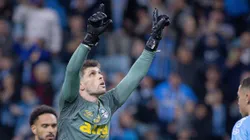Tiago Volpi jogador do Gremio comemora seu gol durante partida contra o Botafogo no estadio Arena do Gremio pelo campeonato Brasileiro A 2025. Foto: Maxi Franzoi/AGIF