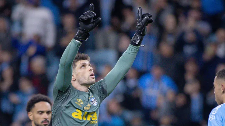 Tiago Volpi jogador do Gremio comemora seu gol durante partida contra o Botafogo no estadio Arena do Gremio pelo campeonato Brasileiro A 2025. Foto: Maxi Franzoi/AGIF