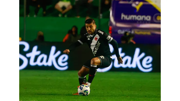 Victor Luis jogador do Vasco durante partida contra o Juventude no estadio Alfredo Jaconi pelo campeonato Brasileiro A 2025. Foto: Luiz Erbes/AGIF