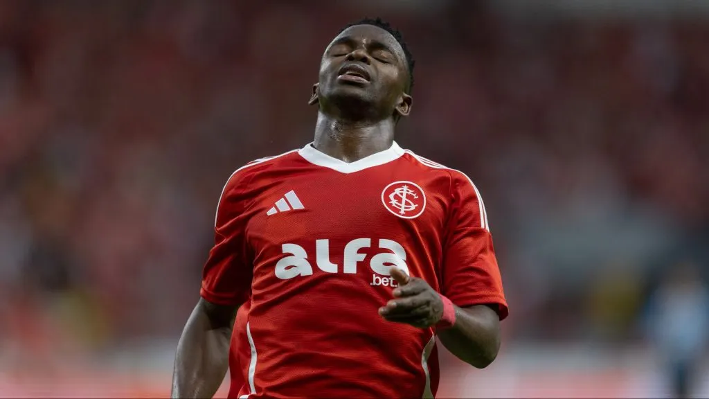 Johan Carbonero jogador do Internacional lamenta durante partida contra o Gremio no estadio Beira-Rio pelo campeonato Brasileiro A 2025. Foto: Liamara Polli/AGIF
