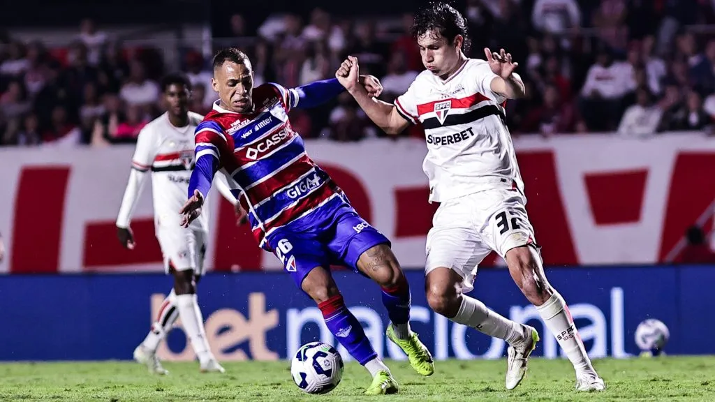 Ferraresi jogador do Sao Paulo disputa lance com Breno Lopes jogador do Fortaleza durante partida no estadio Morumbi pelo campeonato Brasileiro A 2025. Foto: Fabio Giannelli/AGIF