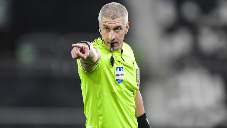 O arbitro Anderson Daronco durante partida entre Botafogo e Bragantino no estadio Engenhao pelo campeonato Copa Do Brasil 2025. Foto: Thiago Ribeiro/AGIF