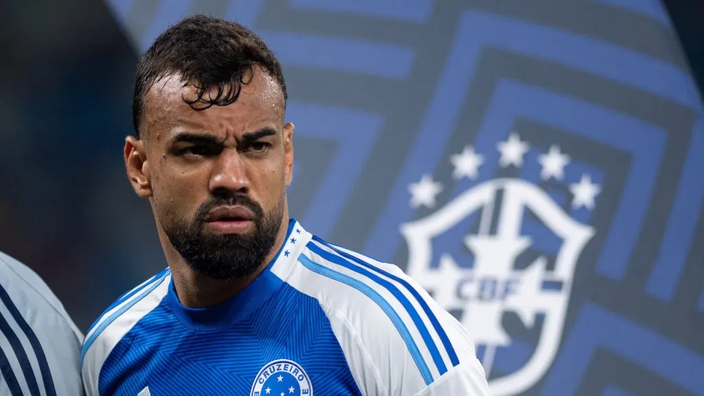 Fabricio Bruno Jogador do Cruzeiro durante entrada em campo para partida contra o Bragantino no estadio Mineirao pelo campeonato Brasileiro A 2025. Foto: Alessandra Torres/AGIF