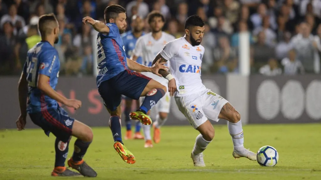 Gabigol na partida entre Santos x Flamengo em 2018. Foto: Duda Bairros/AGIF