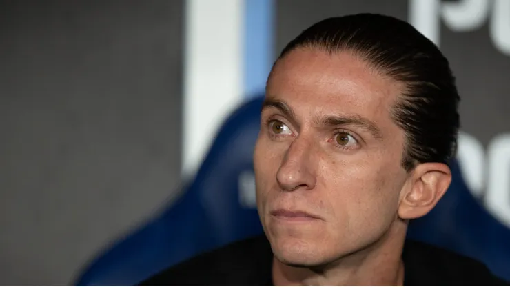 Filipe Luís no banco de reservas em jogo no Maracanã.