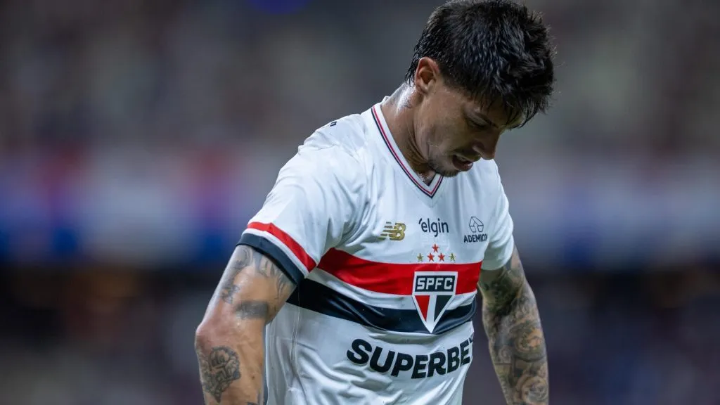 CE – FORTALEZA – 02/10/2025 – BRASILEIRO A 2025, FORTALEZA X SAO PAULO – [landebrigoni] jogador do Sao Paulo lamenta durante partida contra o Fortaleza no estadio Arena Castelao pelo campeonato Brasileiro A 2025. Foto: Baggio Rodrigues/AGIF