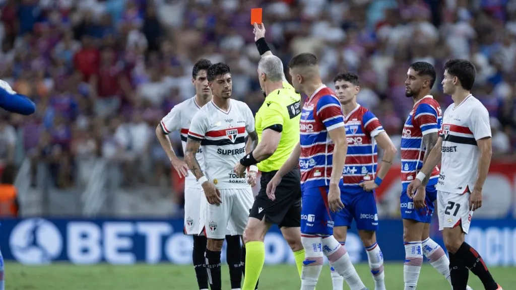 CE – FORTALEZA – 02/10/2025 – BRASILEIRO A 2025, FORTALEZA X SAO PAULO – O arbitro [daronco] durante partida entre Fortaleza e Sao Paulo no estadio Arena Castelao pelo campeonato Brasileiro A 2025. Foto: Baggio Rodrigues/AGIF
