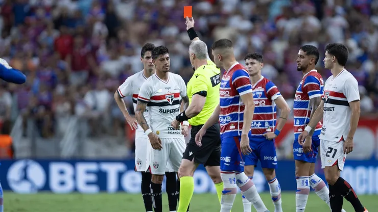 CE - FORTALEZA - 02/10/2025 - BRASILEIRO A 2025, FORTALEZA X SAO PAULO - O arbitro [daronco] durante partida entre Fortaleza e Sao Paulo no estadio Arena Castelao pelo campeonato Brasileiro A 2025. Foto: Baggio Rodrigues/AGIF