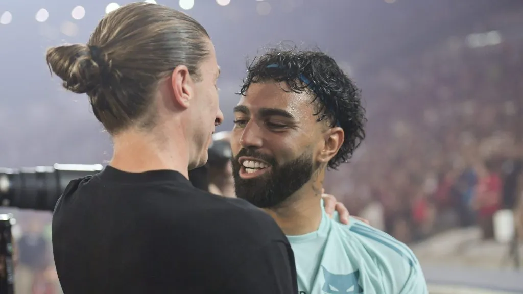 RJ – RIO DE JANEIRO – 02/10/2025 – BRASILEIRO A 2025, FLAMENGO X CRUZEIRO – Filipe Luis tecnico do Flamengo lance com Gabigol jogador do Cruzeiro durante partida no estadio Maracana pelo campeonato Brasileiro A 2025. Foto: Thiago Ribeiro/AGIF