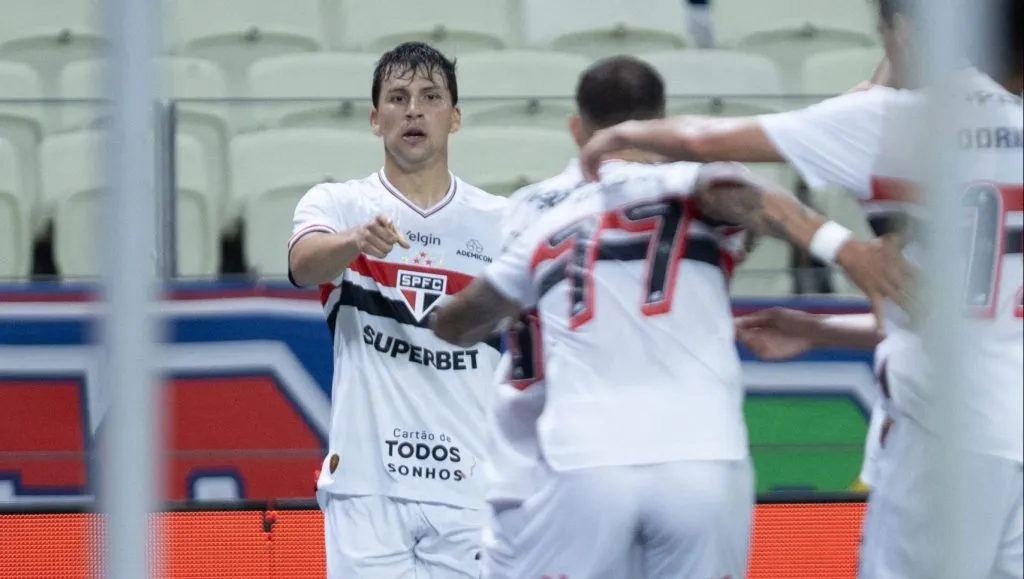Gonzalo Tapia, jogador do Sao Paulo, comemora seu gol durante partida contra o Fortaleza no estadio Arena Castelao pelo campeonato Brasileiro A 2025. Foto: Baggio Rodrigues/AGIF