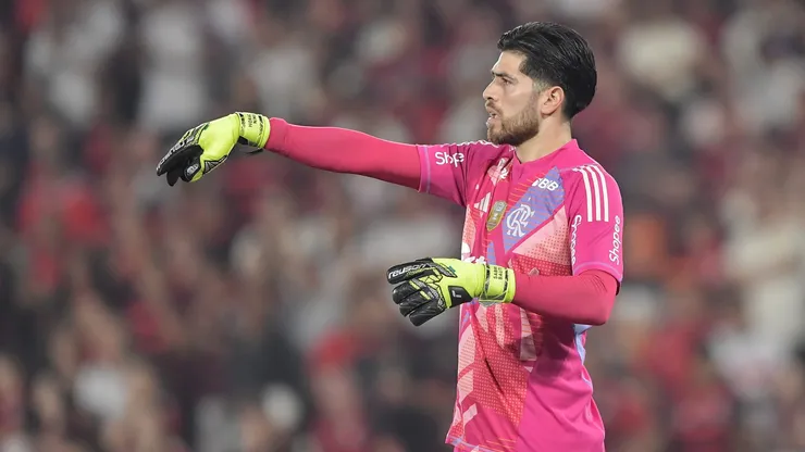 Rossi goleiro do Flamengo durante partida contra o Cruzeiro no estadio Maracana pelo campeonato Brasileiro A 2025. Foto: Thiago Ribeiro/AGIF