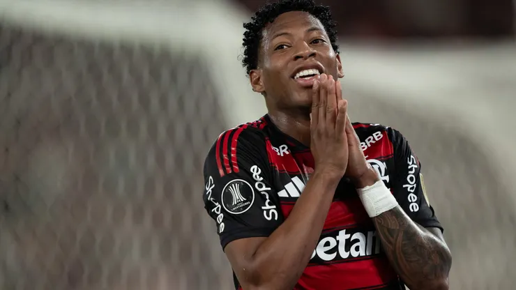 Plata, jogador do Flamengo, lamenta durante partida contra o Estudiantes no estadio Maracana pelo campeonato Copa Libertadores 2025. Foto: Jorge Rodrigues/AGIF