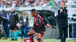 Samuel Lino, jogador do Flamengo, durante partida contra o Juventude no estadio Alfredo Jaconi pelo campeonato Brasileiro A 2025. Foto: Luiz Erbes/AGIF