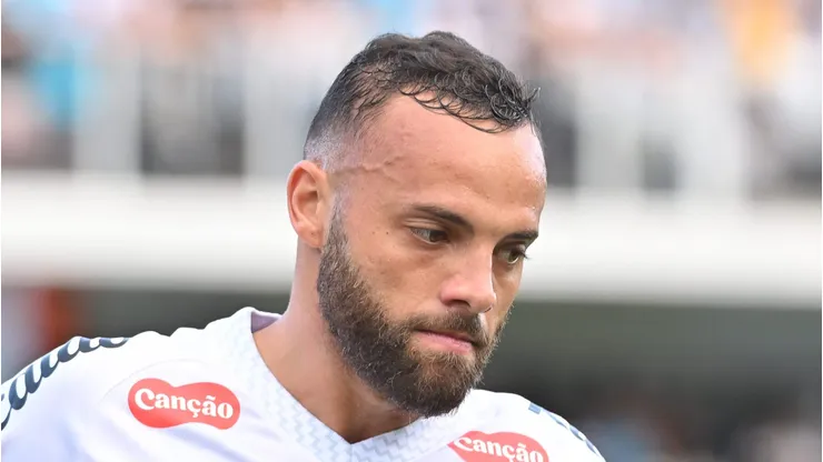 SP - SANTOS - 31/08/2025 - BRASILEIRO A 2025, SANTOS X FLUMINENSE - Guilherme jogador do Santos durante partida contra o Fluminense no estadio Vila Belmiro pelo campeonato Brasileiro A 2025.