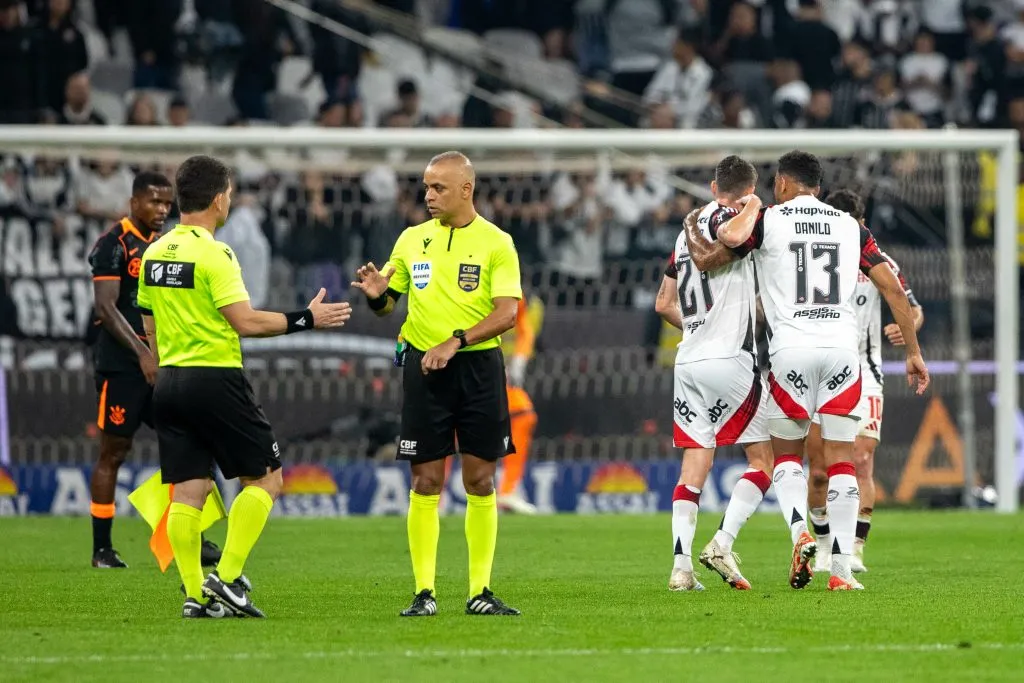 SP – SAO PAULO – 28/09/2025 – BRASILEIRO A 2025, CORINTHIANS X FLAMENGO – Jogadores do Flamengo comemoram vitoria ao final da partida contra o Corinthians no estadio Arena Corinthians pelo campeonato Brasileiro A 2025. Foto: Joisel Amaral/AGIF