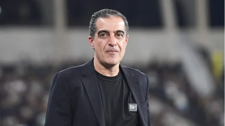 Renato Paiva durante passagem pelo comando do Glorioso