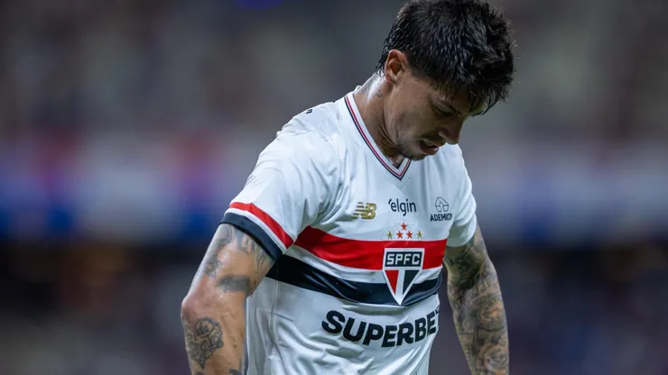 [landebrigoni] jogador do Sao Paulo lamenta durante partida contra o Fortaleza no estadio Arena Castelao pelo campeonato Brasileiro A 2025. Foto: Baggio Rodrigues/AGIF