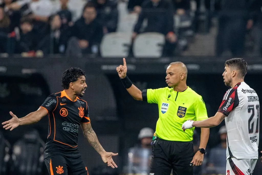 Corinthians vem enfrentando situações complicadas com a arbitragem brasileira. Foto: Joisel Amaral/AGIF