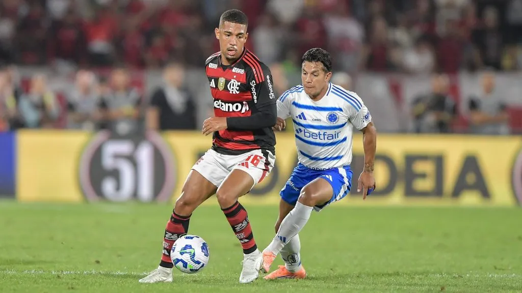 Samuel Lino jogador do Flamengo disputa lance com Lucas Romero jogador do Cruzeiro durante partida no estadio Maracana pelo campeonato Brasileiro A 2025. Foto: Thiago Ribeiro/AGIF