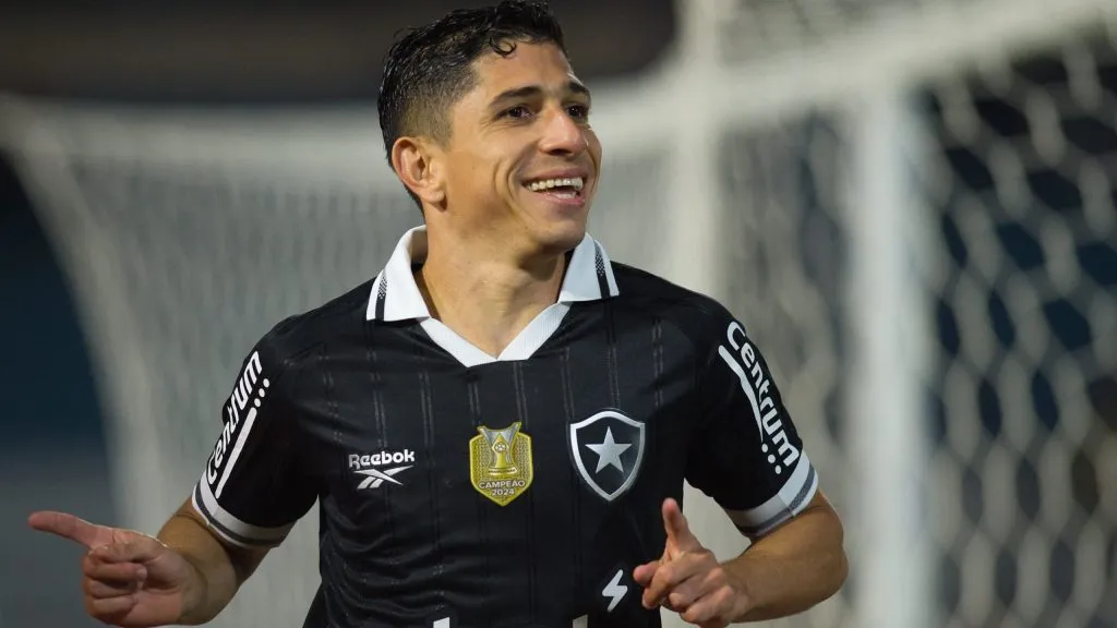 Savarino jogador do Botafogo comemora seu gol durante partida contra o Bragantino no estadio Cicero De Souza Marques pelo campeonato Copa Do Brasil 2025. Foto: Anderson Romao/AGIF